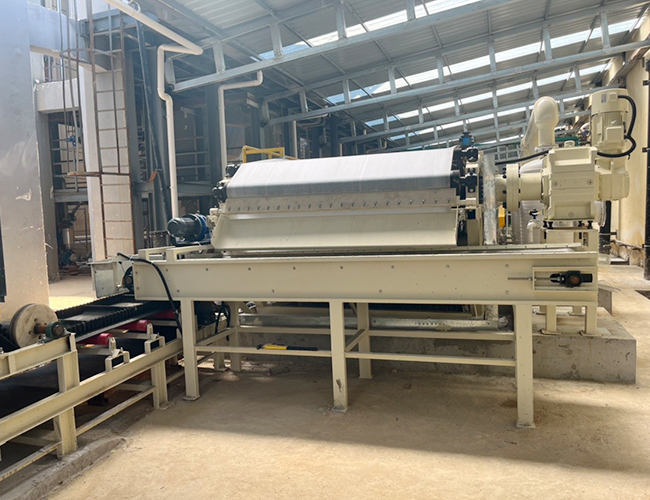 不止高效分离：橡胶带式真空过滤机的结构与优势解析