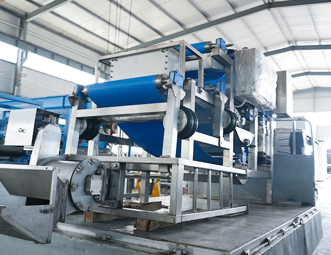 山东莱阳客户梨子榨汁订购的带式压榨机发货啦！